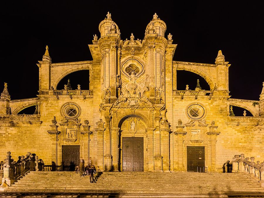 Fachada de la Catedral de Jerez iluminada de noche