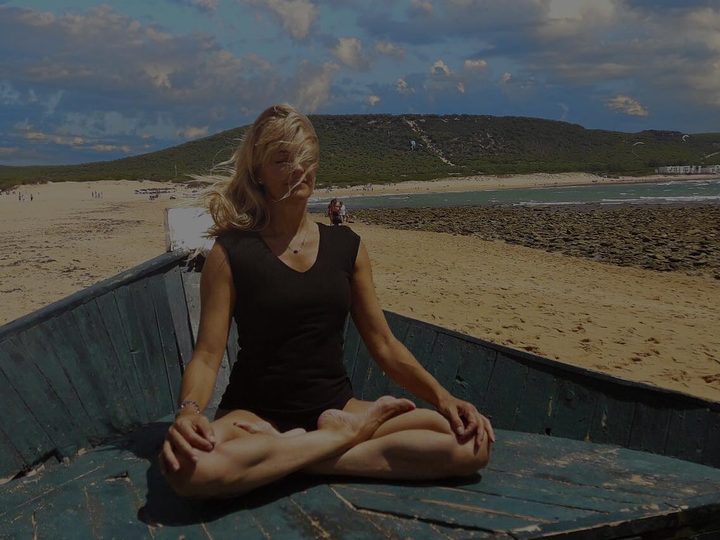 Méditation assise dans un bateau, sur la plage