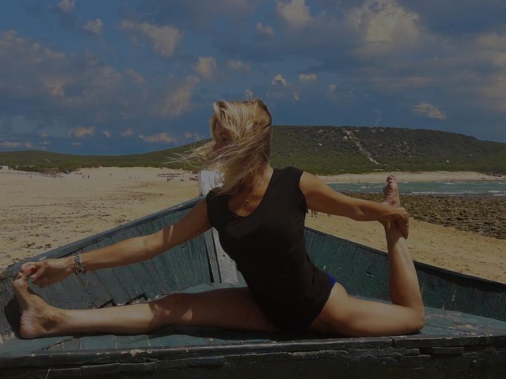 Carolina s'étirant dans le bateau, face à la mer