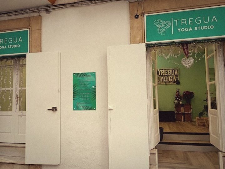 Ingresso dello studio, con cartello della Tregua sopra la porta