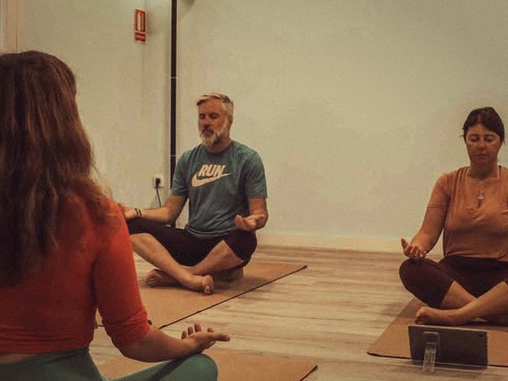 Meditazione in cerchio, seduti per terra