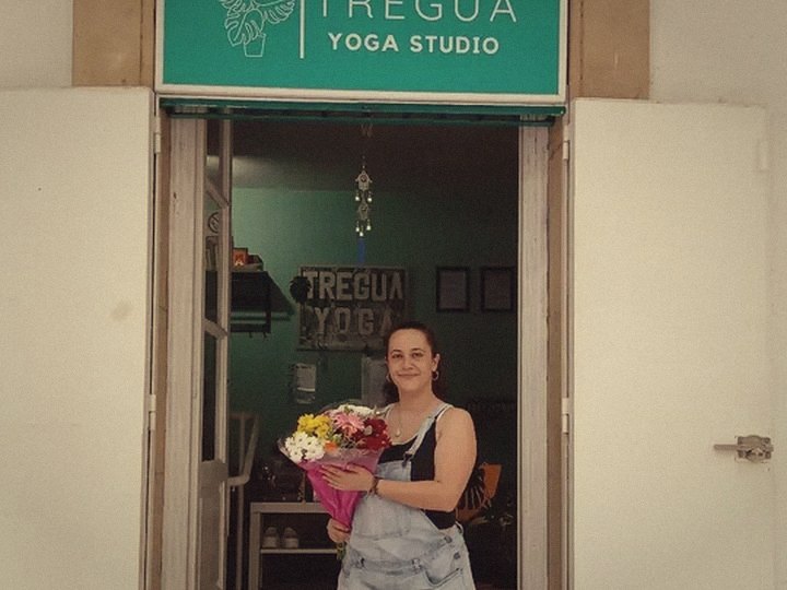 Uno studente con fiori sulla porta dello studio