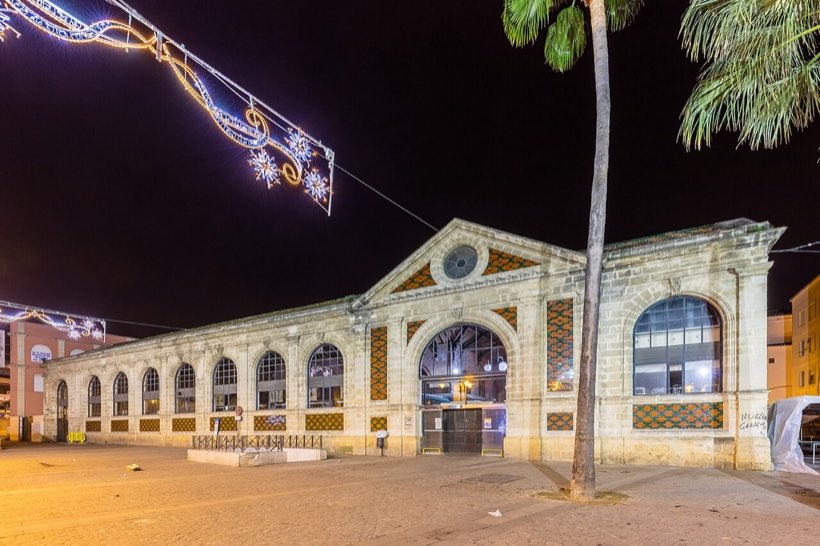 Mercado Central de Abastos de Jerez iluminado de noche