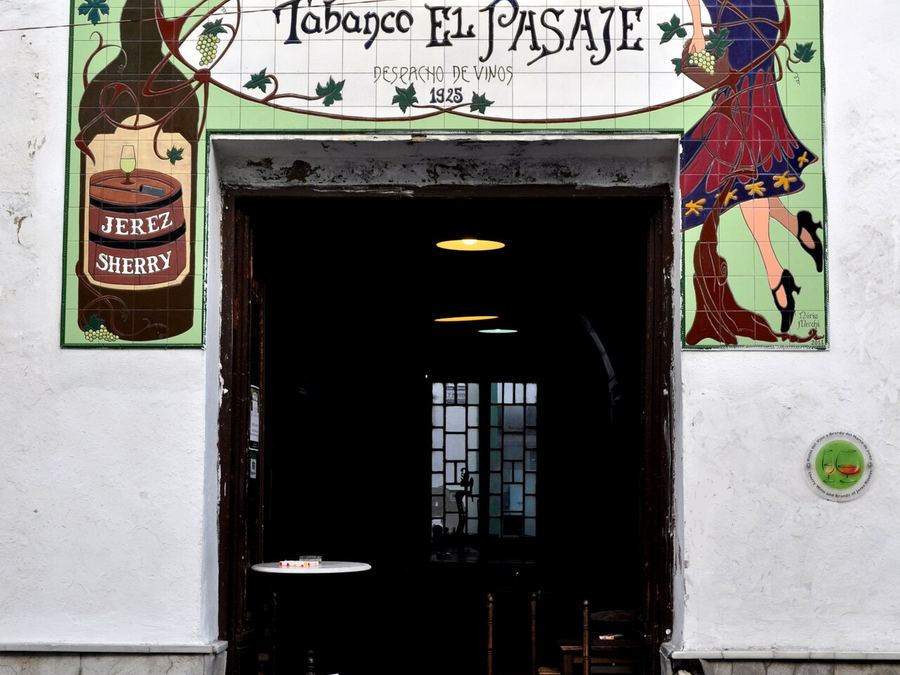 Puerta del Tabanco El Pasaje con su cartel de azulejos
